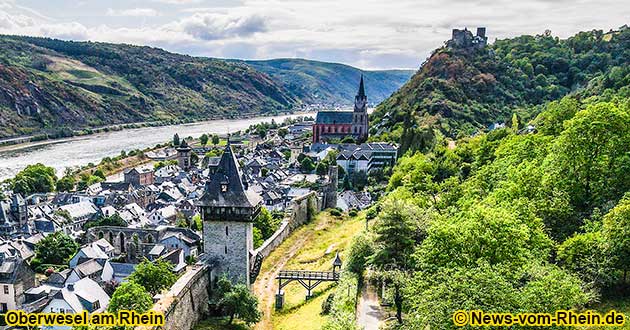 Stadtansicht Oberwesel am Rhein mit Liebfrauenkirche, Kuhhirtenturm, Haagsturm und Schnburg.